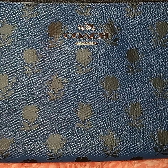Coach wristlet - Picture 2 of 5
